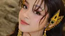 Wajahnya dipoles dengan blush on pink serasi dengan lipstik di bibirnya. Lalu eyeshadow pink dan  bulu mata yang tidak tebal. [@elsaajapasal]