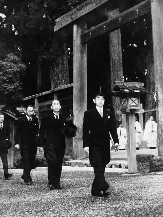 Putra Mahkota Jepang Akihito mengenakan topi dan jas pernikahan pada hari pernikahannya di Istana Kerajaan di Tokyo, pada 10 April 1959. (AFP Photo/Intercontinentale)