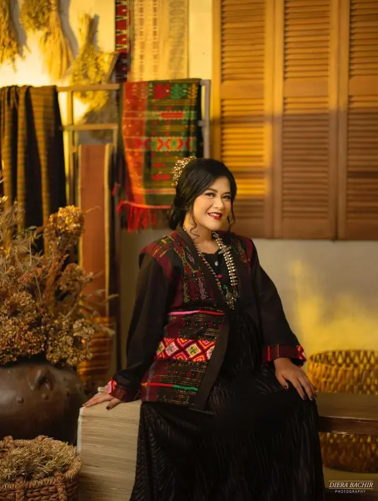 Cantiknya Kahiyang dibalut busana bernuansa hitam rancangan Zul Said. Foto: Instagram.