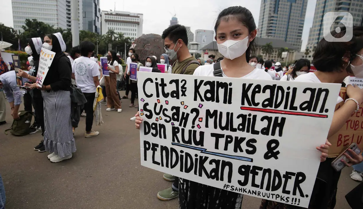 Sejumlah massa aksi yang tergabung dalam berbagai elemen masyarakat menggelar aksi di Patung Kuda, Jakarta, Selasa (8/3/2022). Aksi ini untuk memperingati Hari Perempuan Internasional serta menuntut pengesahan RUU TPKS yang partisipatif dalam pembahasan dan pro korban. (Liputan6.com/Faizal Fanani)