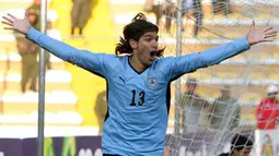 Uruguayan player Sebastian Abreu celebrates scoring the team&#039;s second goal against Chile during their FIFA World Cup South Africa-2010 qualifier football match in Montevideo 18 November 2007. AFP PHOTO / Miguel ROJO