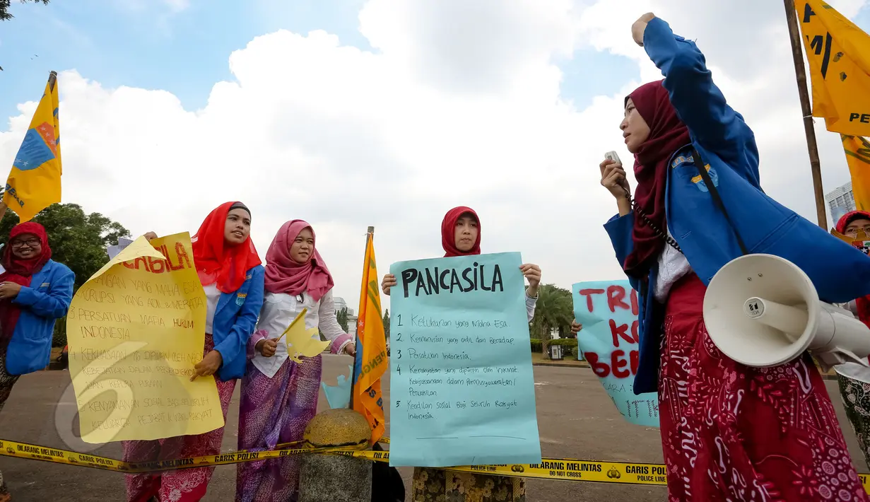 Aktivis dari Pergerakan Mahasiswa Islam Indonesia Puteri berunjuk rasa di depan Istana Merdeka, Jakarta, Senin (1/6/2015). Aksi yang diikuti puluhan mahasiswa itu untuk memperingati Hari Lahir Pancasila. (Liputan6.com/Faizal Fanani)
