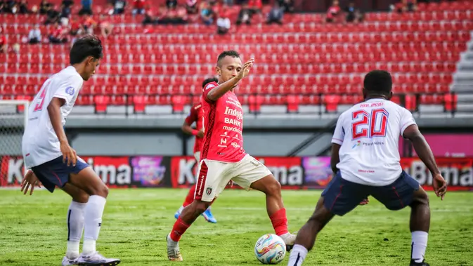 Aksi gelandang serang Bali United, Irfan Jaya dikepung pemain Arema FC pada lanjutan BRI Liga 1 2023/2024 di Stadion Wayan Dipta, Gianyar, Senin (4/12/2023). (Bola.com/Alit Binawan)