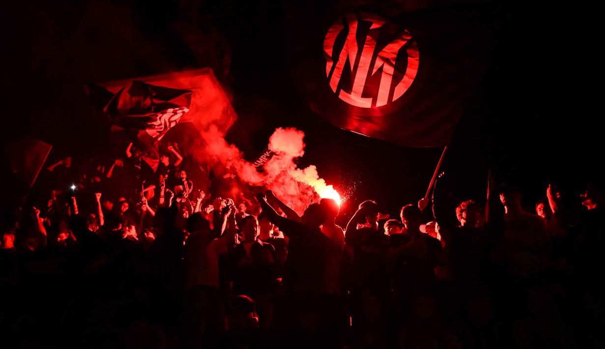 Para pendukung Inter Milan merayakan gelar juara Serie A musim 2025/2026 atau scudetto ke-21 di Piazza Duomo, Milan, Italia, Minggu (3/4/2026) malam waktu setempat atau Senin (4/5/2026) dini hari WIB. Inter Milan resmi mengunci gelar Scudetto ke-21 mereka usai mengalahkan Parma dengan skor 2-0 di Stadion San Siro, Milan, Minggu (3/4/2026) malam waktu setempat atau Senin (4/5/2026) dini hari WIB. (PIERO CRUCIATTI/AFP)