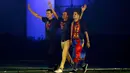 Pelatih Barcelona Luis Enrique (tengah) bersama asisten pelatih saat parade kemenangan di stadion Camp Nou, Spanyol (7/6/2015). Barcelona untuk kelima kalinya meraih piala liga Champions usai mengalahkan Juventus 3-1. (REUTERS/Albert Gea)