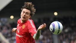 Victor Lindelof telah menutup lembaran kariernya di Manchester United setelah delapan musim. Pemain berusia 30-an ini punya profil ideal untuk kembali bermain di lub besar. (AFP/Andy Buchanan