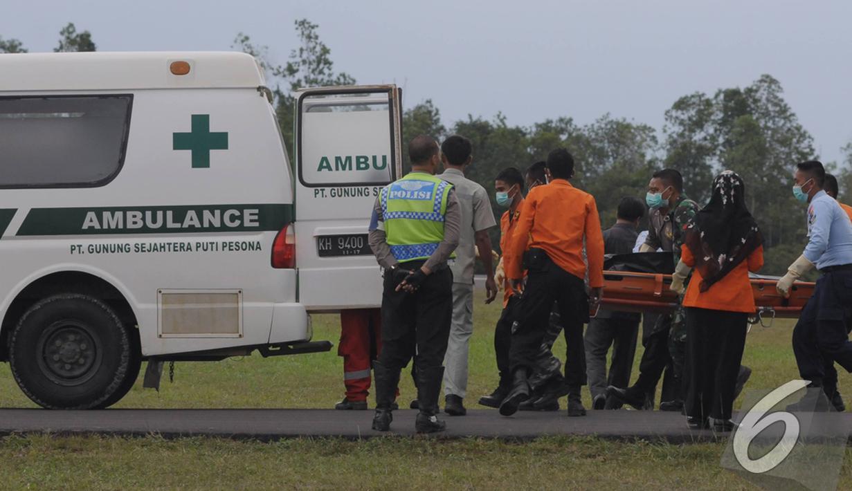 Petugas medis bersama tim gabungan memasukan jenazah penumpang AirAsia QZ8501 menggunakan mobil ambulance untuk dibawa ke RS Sultan Imanuddin di Lanud Iskandar Pangkalan Bun, Kalimantan Tengah, Rabu (7/1/2015).(Liputan6.com/Andrian M Tunay)