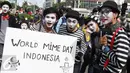 Komunitas Pantomim saat beraksi di CFD, Jakarta, Minggu (19/3). Aksi komunitas tersebut untuk memperingati World Mime Day 2017 yang jatuh setiap tanggal 22 Maret. (Liputan6.com/Angga Yuniar)