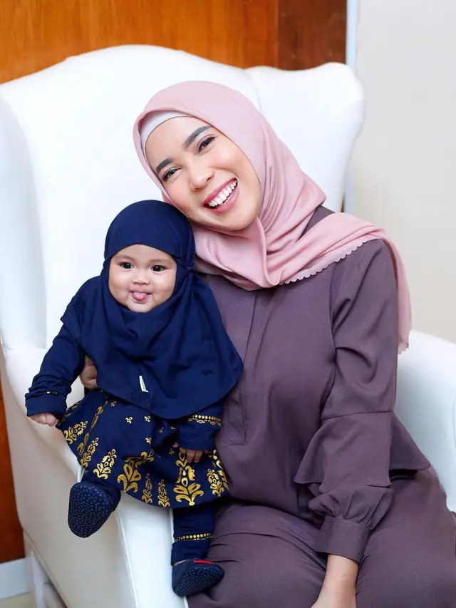 7 Potret Sada Aminahanara Putri Fitri Tropica saat Pakai Hijab, Menggemaskan