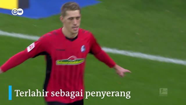 Berita video beberapa fakta ketajaman striker Freiburg, Nils Petersen, yang mungkin bisa menjadi "jawaban" untuk Timnas Jerman. Seberapa spesial Nils Petersen?