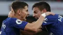 Gelandang Chelsea, Jorginho, bersama Cesar Azpilicueta merayakan gol ke gawang Arsenal pada laga Premier League di Stadion Emirates, London, Minggu (29/12). Arsenal kalah 1-2 dari Chelsea. (AFP/Ian Kington)