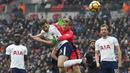 Aksi pemain Tottenham, Jan Vertonghen menyundul bola saat diadang kiper Huddersfield pada laga Premier League di Wembley Stadium, London, (3/3/2018). Tottenham menang 2-0. (AFP/Ian Kington)
