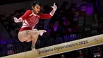 Pesenam putri Indonesia, Alarice Mallica Prakoso saat beraksi di sesi kualifikasi wanita pada Kejuaraan Dunia Senam Artistik FIG ke-53 di Jakarta pada 21 Oktober 2025. (BAY ISMOYO/AFP)