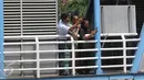 Pekerja memfoto dengan kamera ponsel rombongan Raja Salman bin Abdulaziz al-Saud saat melintas di Jalan MH Thamrin, Jakarta, Kamis (2/3). Agenda Raja Salman dimulai dari kunjungan ke gedung MPR/DPR, Masjid Istiqlal. (Liputan6.com/Immanuel Antonius) 