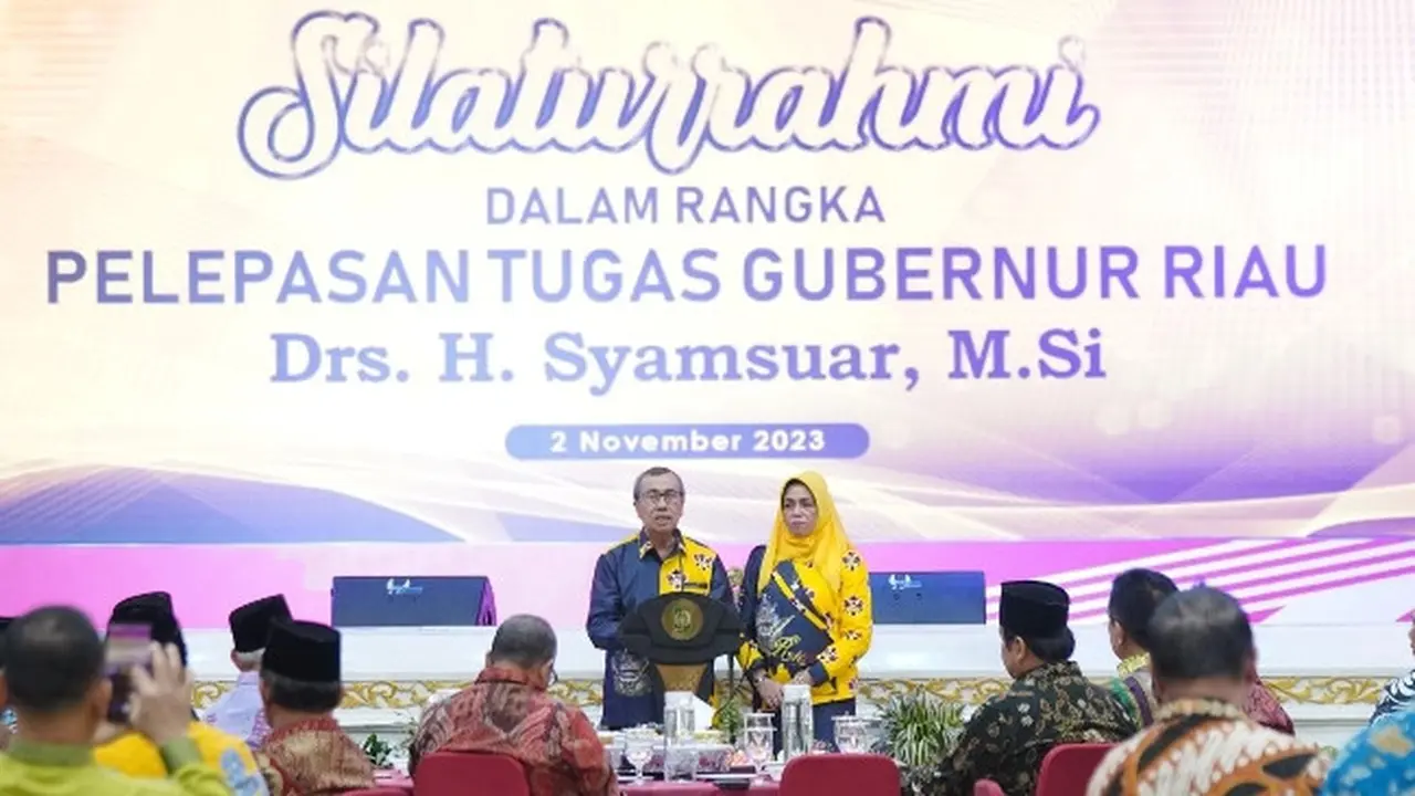 Syamsuar dan istri dalam acara pelepasan tugas sebagai Gubernur Riau karena maju dalam pemilihan umum sebagai calon legislatif untuk DPR.
