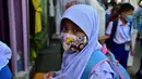 Seorang siswa tiba di Sekolah Pimarnvit, Provinsi Narathiwat, Thailand, 20 Mei 2022. Thailand melanjutkan sekolah tatap muka secara nasional untuk tahun ajaran baru setelah bertahun-tahun terganggu karena pandemi COVID-19. (Madaree TOHLALA/AFP)