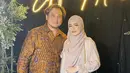Cindy Fatikasari hadir dengan dress pastel yang serasi dengan kerudungnya, ia pun hadir bersama suami, Tengku Firmansyah mengenakan batik coklat. [@cindyfatikasari18]