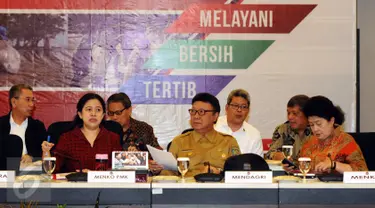 Menko PMK, Puan Maharani (kedua kiri) saat memimpin rakor tingkat menteri di kantor Kemenko PMK, Jakarta, Senin (20/2). Rapat membahas persiapan pelaksanaan Asian Games 2018 di Jakarta dan Palembang. (Liputan6.com/Helmi Fithriansyah)