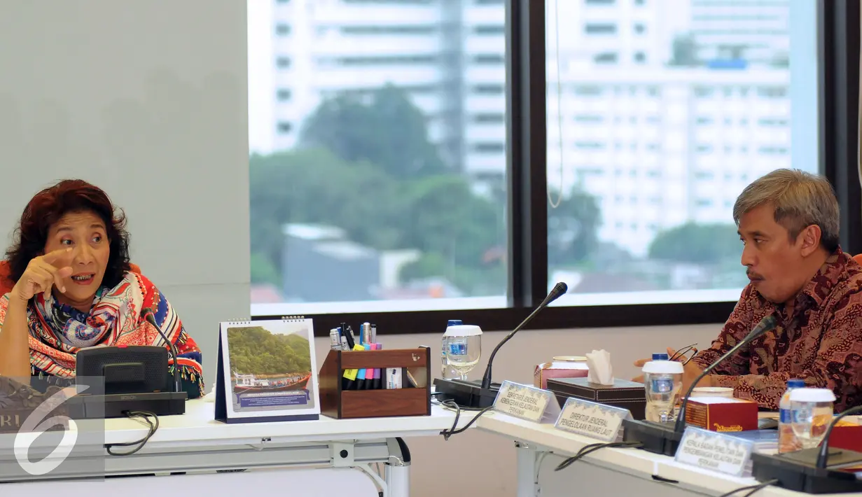 Menteri KKP Susi Pudjiastuti (kiri) berbicara kepada Sekjen KKP Sjarief Widjaja terkait penyelamatan hiu paus dari pemanfaatan secara illegal, Jakarta, Jumat (27/5). (Liputan6.com/Helmi Fithriansyah)