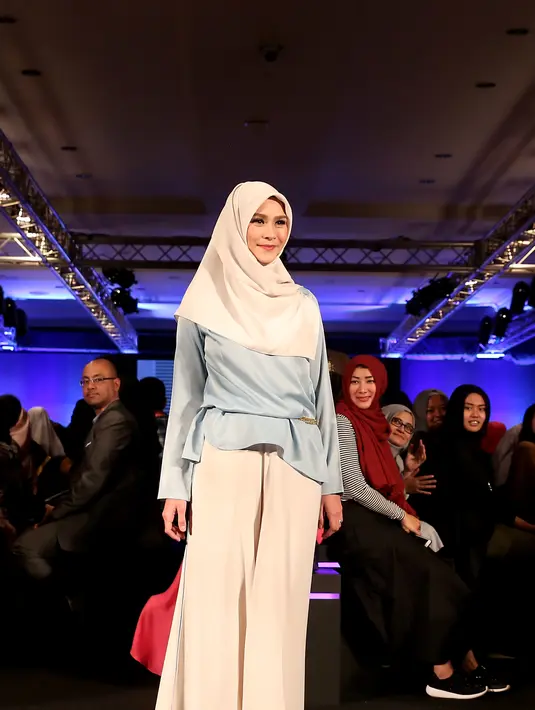 Zaskia Mecca dan Tasya Nurmedina rupanya mengangkat tema 'Feminimisme' pada rancangan busana yang ditampilkan di Indonesian Fashion Week. (Andy Masela/Bintang.com)