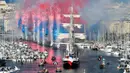 Kapal abad ke-19 bernama Belem yang membawa obor Olimpiade Paris 2024 mendapatkan sambutan meriah saat upacara penyambutan kedatangan api Olimpiade dan Paralimpiade Paris 2024 di Vieux-Port (Pelabuhan Tua) Marseille, Pranci, Rabu (08/05/2024) waktu setempat. (AFP/Sylvain Thomas)