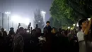 <p>Sejumlah masyarakat menunggu pemain Timnas Jepang setelah sesi latihan menjelang laga lanjutan putaran ketiga Kualifikasi Piala Dunia 2026 melawan Timnas Indonesia di Lapangan A, Kompleks Stadion Utama Gelora Bung Karno (SUGBK), Senayan, Jakarta, Rabu (13/11/2024). (Bola.com/Bagaskara Lazuardi)</p>