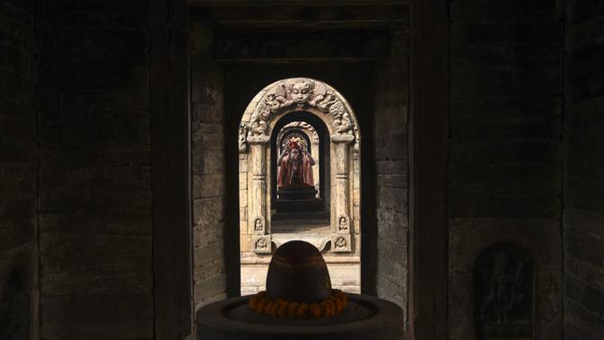Seorang Sadhu (orang suci Hindu) berdoa pada malam festival Hindu Maha Shivaratri di Kuil Pashupatinath di Kathmandu (20/2/2020). Festival ini  didedikasikan untuk 'Malam Besar Siwa', dewa Hindu yang berdoa dan berpuasa bagi orang percaya. (AFP/Prakash Mathema)