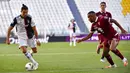 Striker Juventus, Cristiano Ronaldo, berusaha melewati pemain Torino pada laga Serie A di Stadion Allianz, Turin, Sabtu (4/6/2020). Juventus menang 4-1 atas Torino. (AP/Marco Alpozzi)