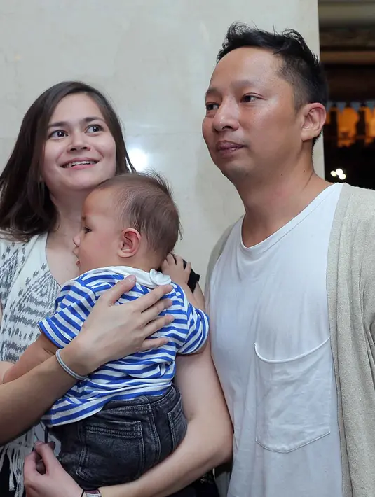 Sebagai ibu baru, Sabai Morscheck lebih senang merawat sendiri buah cintanya dengan Ringgo Agus Rahman. Ia mengakui sangat posesif dalam mengurus anaknya. (Deki Prayoga/Bintang.com)