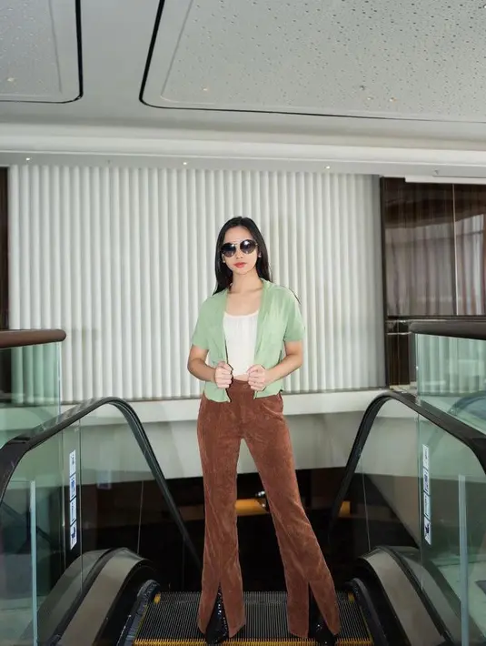 Tampilan vintage lyodra dengan padanan kemeja dengan lengan berpotongan pendek dan corduroy pants. (Instagram/lyodraofficial).