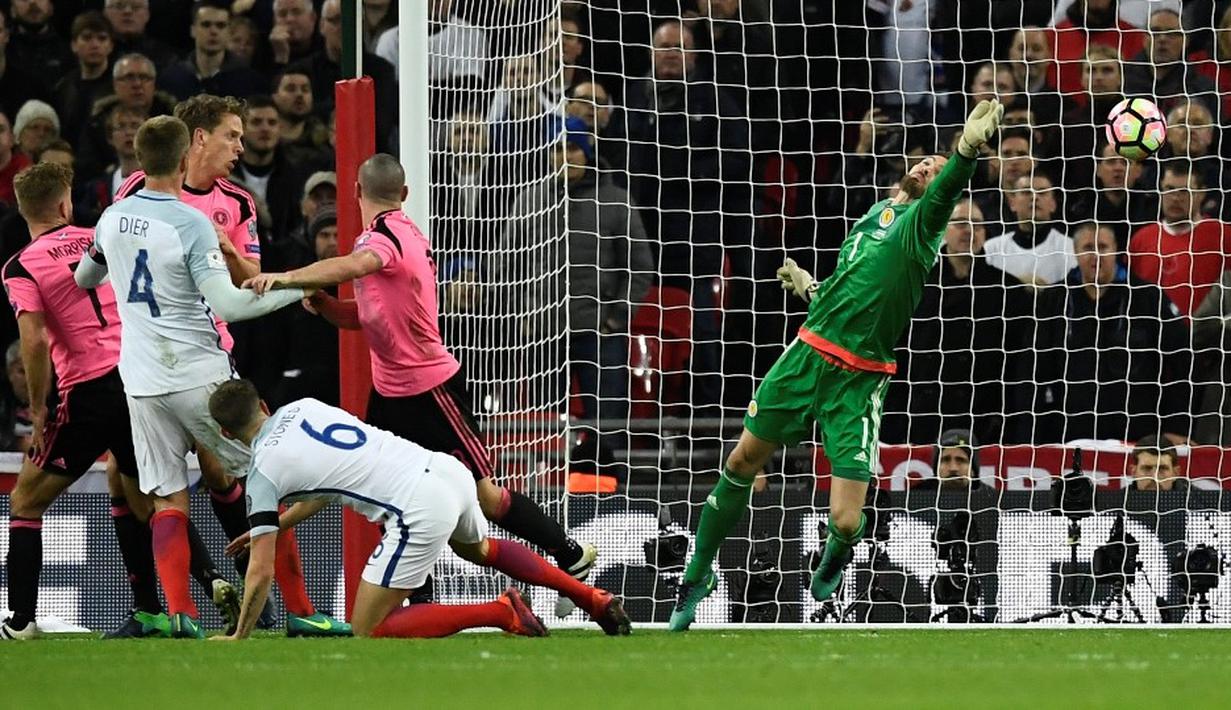 Pemain Inggris, Gary Cahill, mencetak gol ketiga ke gawang Skotlandia dalam laga Grup F Kualifikasi Piala Dunia 2018 di Stadion Wembley, Jumat (11/11/2016) waktu setempat. (Reuters/Dylan Martinez)