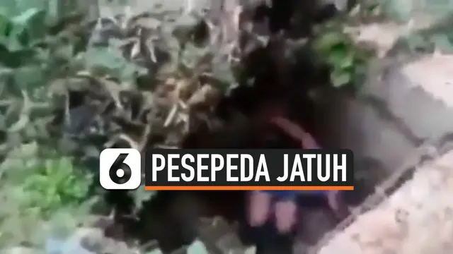 PESEPEDA JATUH KE LUBANG SAAT BALAPAN DI JALAN RAYA