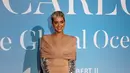 Penyanyi AS, Katy Perry menghadiri karpet merah Gala untuk Global Ocean di Opera of Monte-Carlo, Monaco, Rabu (26/9). Katy Perry terlihat manis mengenakan gaun warna tan dengan lengan gaun warna metalik. (AFP/Valery HACHE)