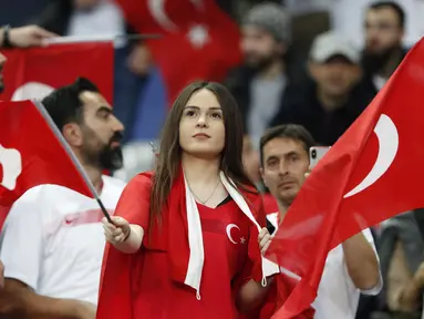 Suporter Turki mengibarkan bendera sebelum pertandingan melawan Prancis pada Grup H Kualifikasi Piala Eropa 2020 di Stade de France di Saint Denis, utara Paris (14/10/2019). Turki bermain imbang 1-1 atas Prancis. (AP Photo/Thibault Camus)