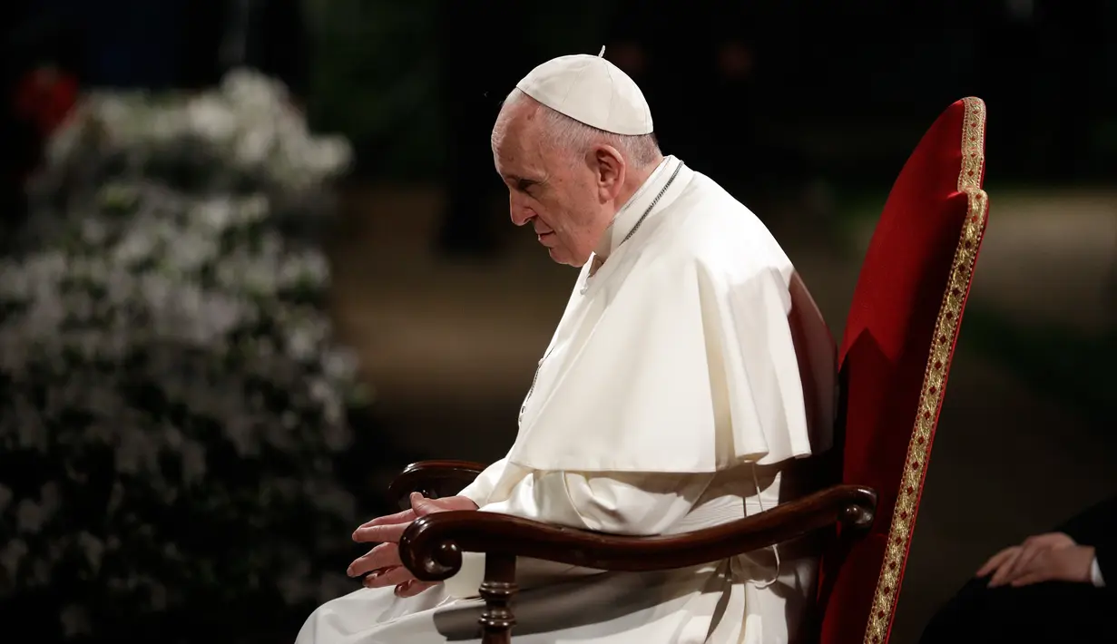 Paus Fransiskus memimpin prosesi Jalan Salib saat memperingati Jumat Agung di sekitar bangunan  Colosseum, Roma, Italia, Jumat (19/4). Dilansir dari laman vaticannews.va, tahun ini, Paus Fransiskus meminta seorang wanita religius untuk mempersiapkan renungan Jalan Salib. (AP Photo/Andrew Medichini)