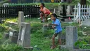 Seorang bocah bermain layang-layang di TPU Menteng Atas, Jakarta, Rabu (8/6). RPTRA dan TPA dibangun dengan tujuan agar anak-anak dapat bermain dan belajar di tempat yang layak. (Liputan6.com/Gempur M Surya)