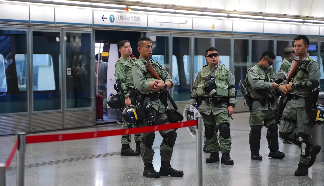 Polisi anti huru-hara berjaga di stasiun pusat ekspres bandara di pusat kota Hong Kong, Sabtu (7/9/2019). Kepolisian Hong Kong membatasi layanan transportasi bandara dan stasiun kereta pada Sabtu, 7 September 2019 menyusul rencana adanya unjuk rasa besar-besaran. (AP Photo/Vincent Yu)