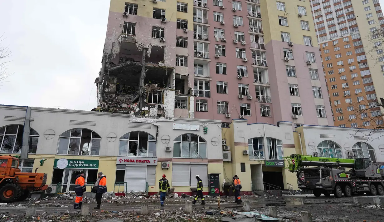 Tim penyelamat bekerja di lokasi bangunan yang rusak akibat serangan Rusia di Kyiv, Ukraina, Sabtu, 27 Desember 2025. Sejak Sabtu 27 Desember 2025 dini hari waktu setempat, ibu kota Ukraina, Kyiv, berada di bawah serangan besar-besaran Rusia. (AP Photo/Efrem Lukatsky)
