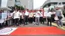 Massa Aliansi Masyarakat Untuk Transparansi membentangkan poster saat aksi damai di Gedung DPRD DKI Jakarta, Rabu (4/12/2019). Aksi ini untuk mendukung politikus PSI William Aditya yang disorot karena kritiknya terhadap transparansi penyusunan anggaran Pemprov DKI. (merdeka.com/Iqbal S Nugroho)