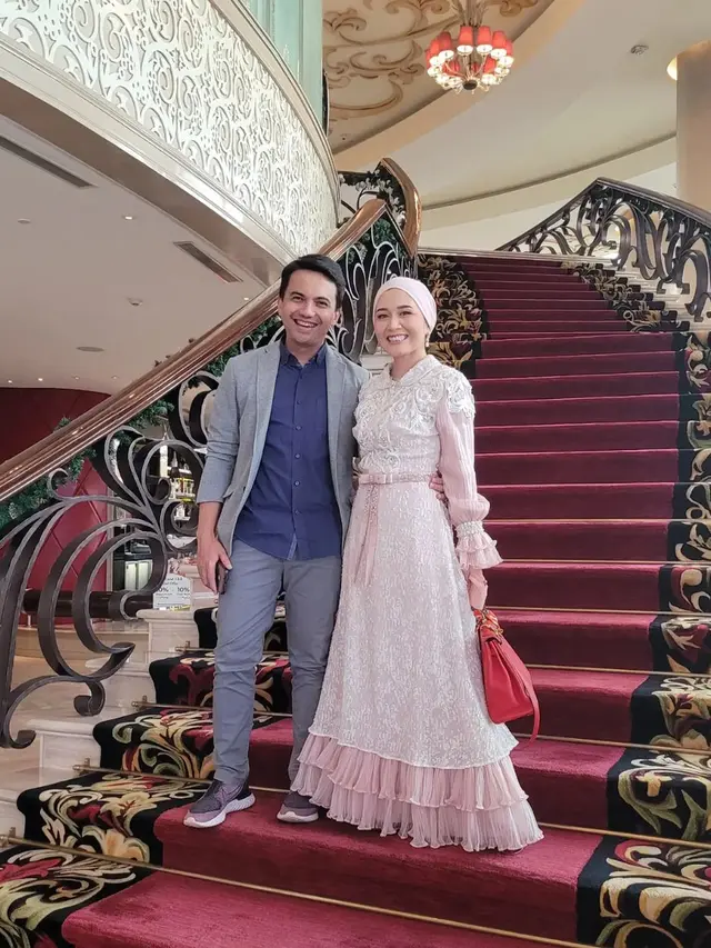 Move On dari Ayu Ting Ting, Ini 6 Potret Kekasih Baru Sahrul Gunawan