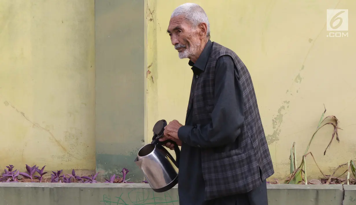 Salah satu pencari suaka akan mengambil air siap minum di halaman bekas Markas Kodim di kawasan Kalideres, Jakarta, Selasa (16/7/2019). Rata-rata para pencari suaka tersebut berasal dari Afghanistan, Pakistan, Somalia, Sudan, Iraq, dan Iran. (Liputan6.com/Helmi Fithriansyah)