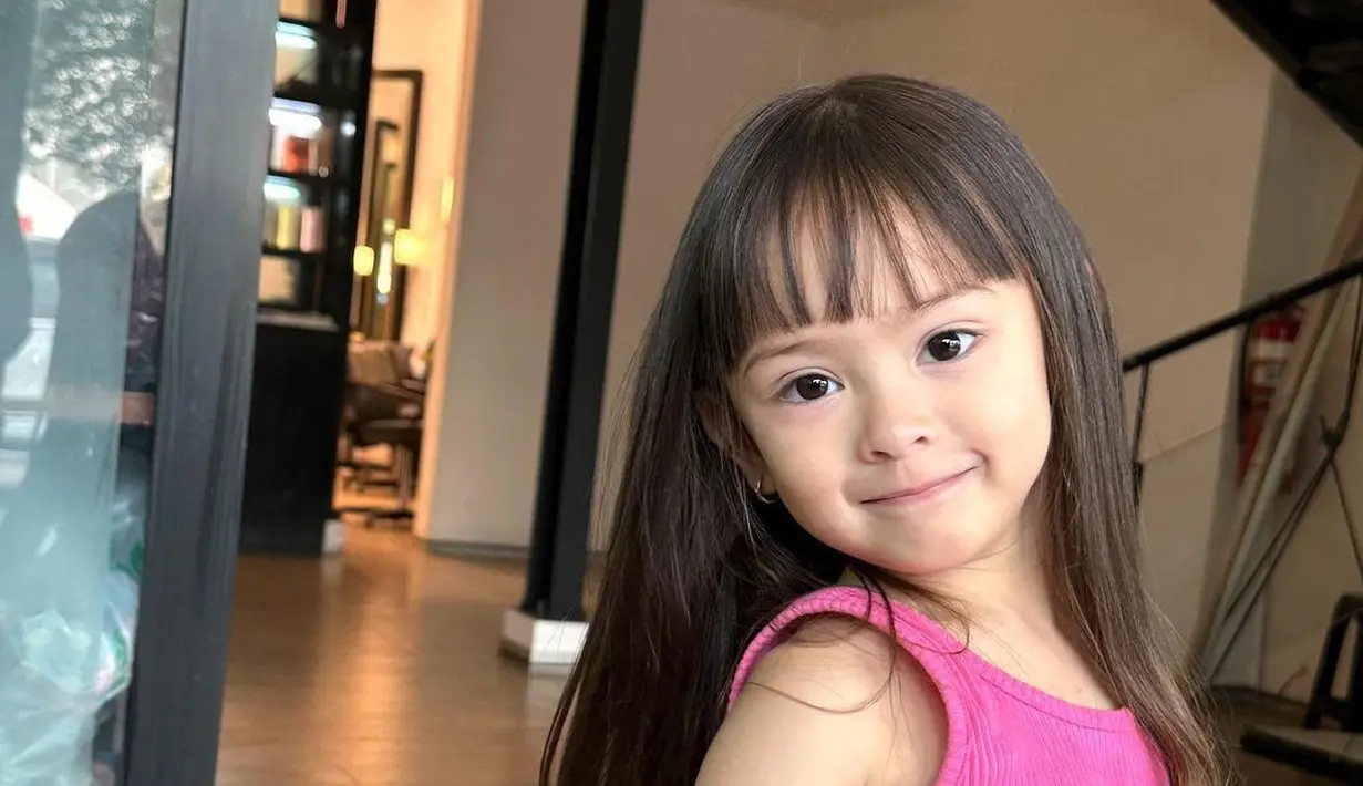 Netter ikut memuji tingkah sang anak berpose ala supermodel. Imut banget kan gayanya, Sahabat FIMELA? [Instagram/yaswildblood]