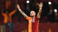 Gelandang Galatasaray, Wesley Sneijder, merayakan kemenangan atas Benfica pada laga Liga Champions di Stadion Ali Sami Yen Spor, Istanbul, Rabu (21/10/2015). (AFP/Bulent Kilic)