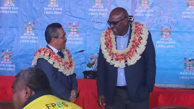 Duta Besar Republik Indonesia untuk Fiji Dupito Simamora dan Menkes Fiji Ratu Atonio Lalabalavu memperkuat kerja sama kesehatan. (Dok. KBRI Suva; Kementerian Kesehatan Fiji)