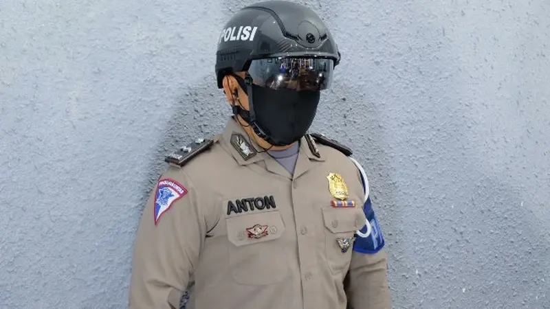 Personel Polda Riau tengah menguji helm robocop N901 yang mampu membaca suhu tubuh sebagai antipasi penyebaran Covid-19.