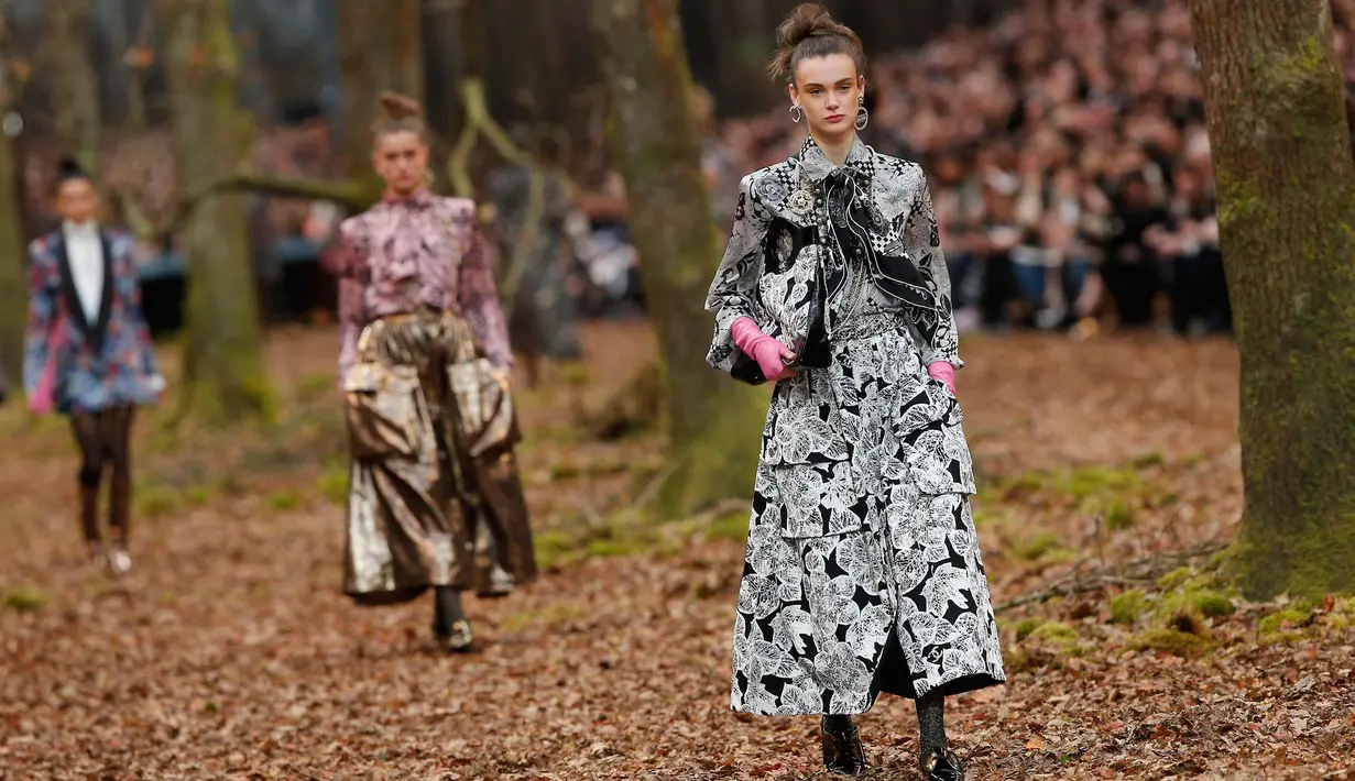 Sejumlah model berjalan memperagakan busana kreasi Chanel untuk koleksi pakaian fall / winter 2018/2019 di Paris, Prancis (6/3). (AP Photo / Thibault Camus)
