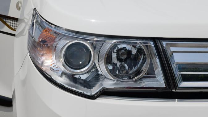 Lampu Mobil Redup? Sulap Mika Kusam Jadi Bening Sekejap dengan Cara Ini