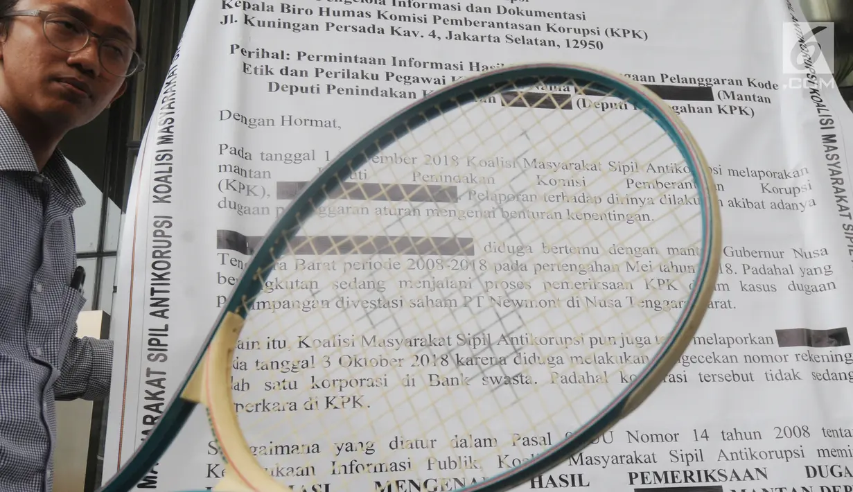 Aktivis ICW membawa replika surat raksasa dan raket sebagai bentuk protes di Gedung KPK, Jakarta, Senin (26/8/2019). Mereka meminta KPK untuk memberikan laporan hasil dugaan pelanggaran etik mantan Deputi Penindakan KPK yang juga Capim KPK Firli Bahuri.(merdeka.com/Dwi Narwoko)