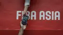 Seorang penonton memberikan handphone miliknya ke pemain Timnas Basket Selandia Baru, Flynn Cameron untuk melakukan swafoto bersama usai laga perempat final FIBA Asia Cup 2022 antara Korea Selatan melawan Selandia Baru pada Kamis (21/07/2022) di Istora Senayan, Jakarta. (Bola.com/Bagaskara Lazuardi)