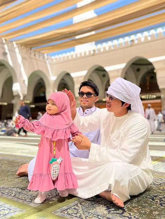 "Boneka pakai jilbab 😍 so cute," only_olivelee. "Mood Booster banget ini Ameena MasyaAllah," tulis echiisofwan. "Masya Allah..Ameena anak shalehah cutee banget sih kamu Nak...sehat sehat yaa..,"  tulis etykusmiati23. [Instagram/attahalilintar]